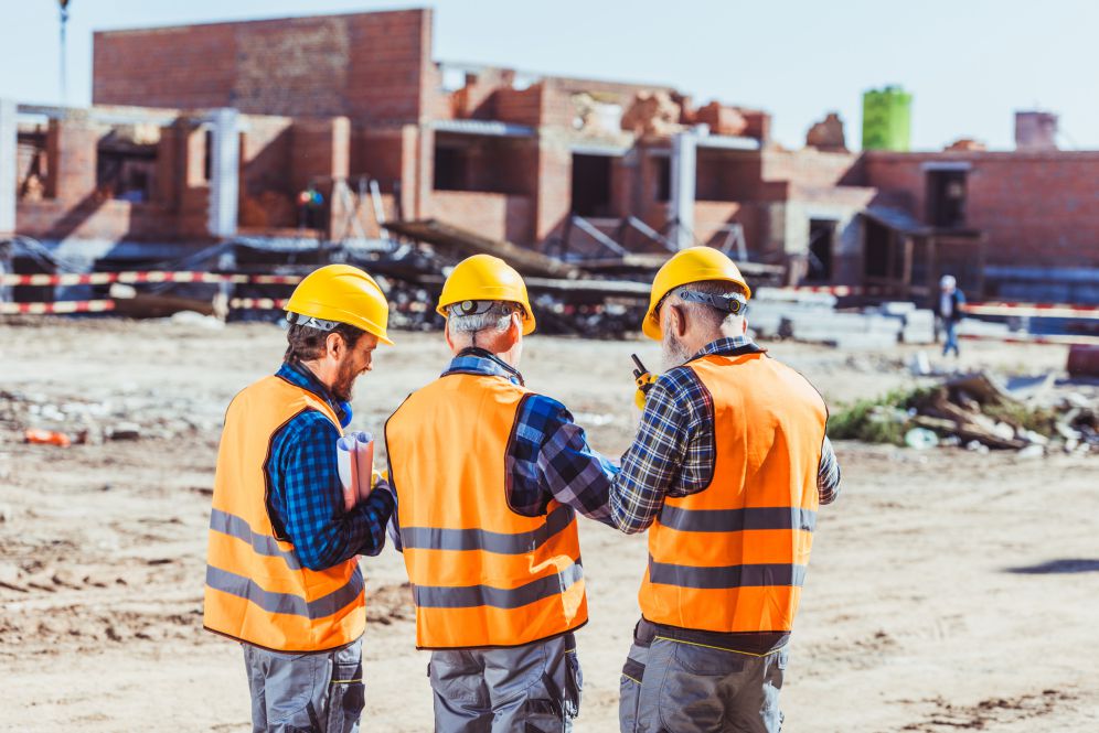 Construir uma casa com uma construtora ou com um pedreiro?