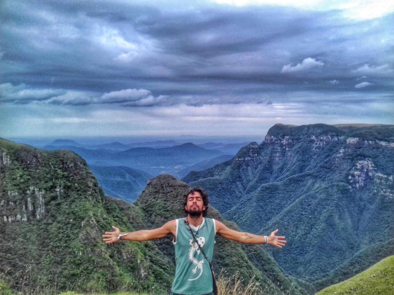 Antes de se tornar guia da Chapada dos Veadeiros, Douglas Vinícius fez mochilão de dois anos para explorar as belezas do Brasil