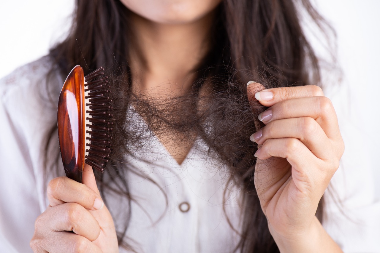 Queda de Cabelo Feminina –  Causas, Efeitos e Dicas