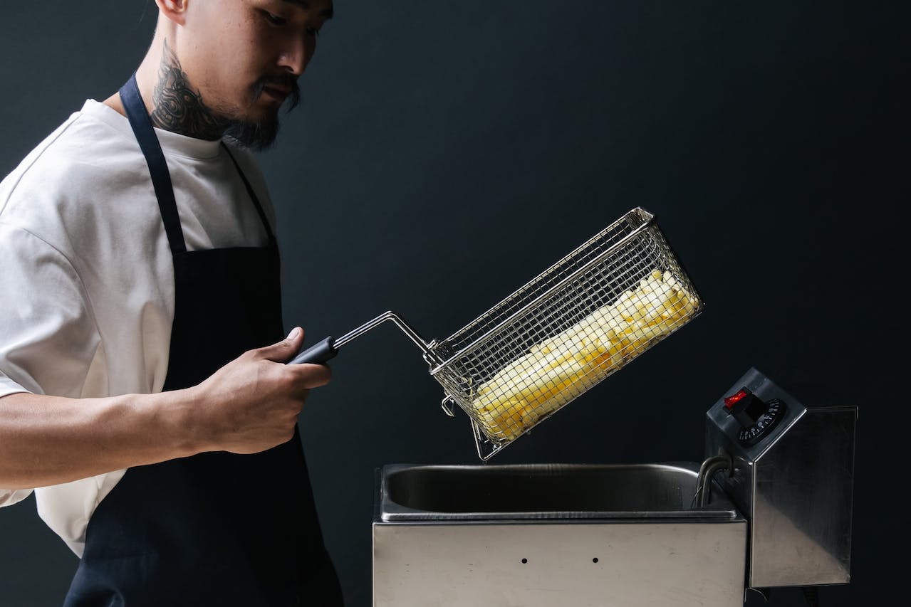 Aprimorando sabor e velocidade na cozinha comercial com fritadeiras elétricas