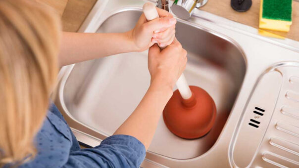 Desentupidora ou solução caseira? Descubra o que realmente funciona